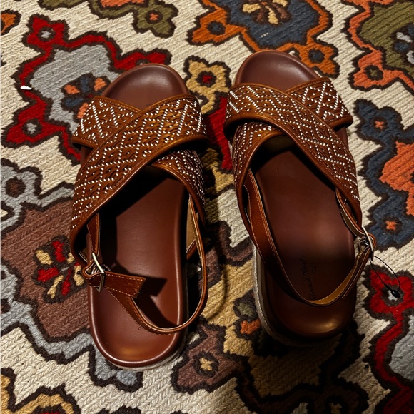 Universal Thread Tan Sandals with White Detailing - Picture 1 of 5